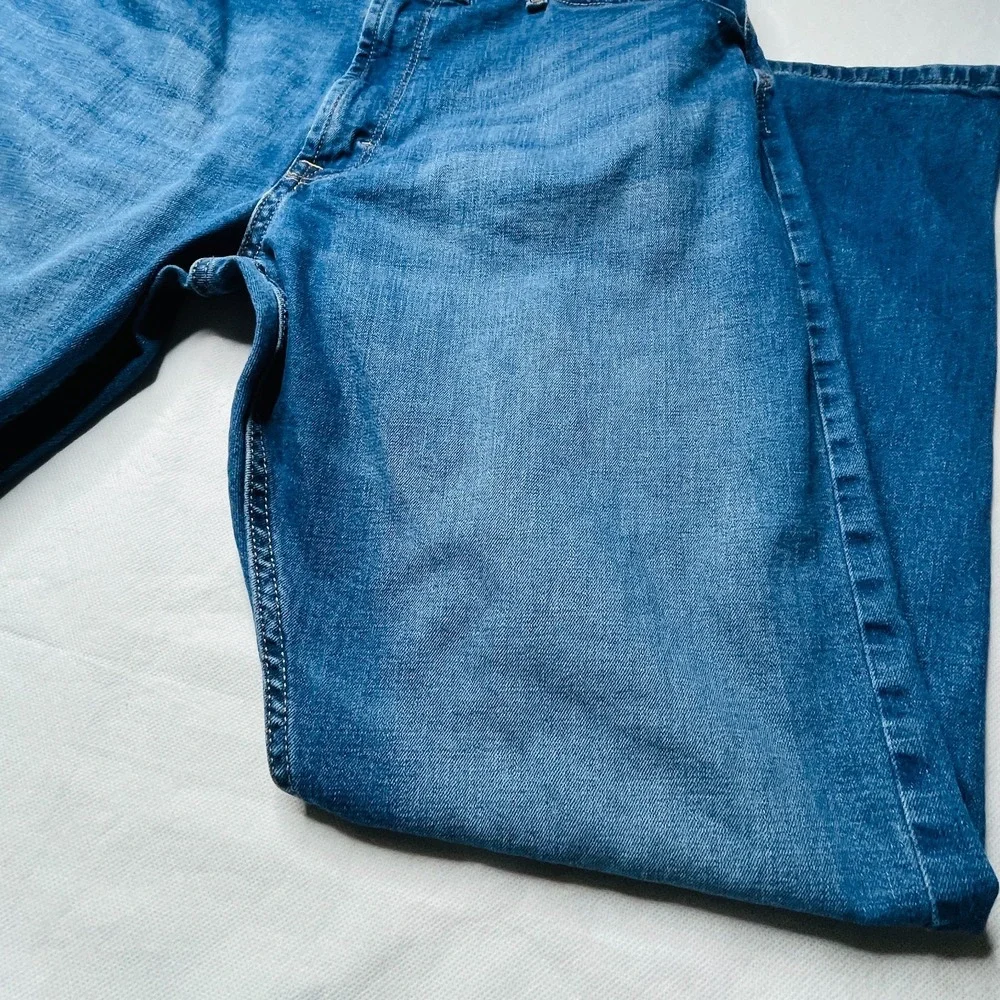 Wrangler Men's Approx 36x29 Light Wash Athletic Fit Stretch Jeans Casual